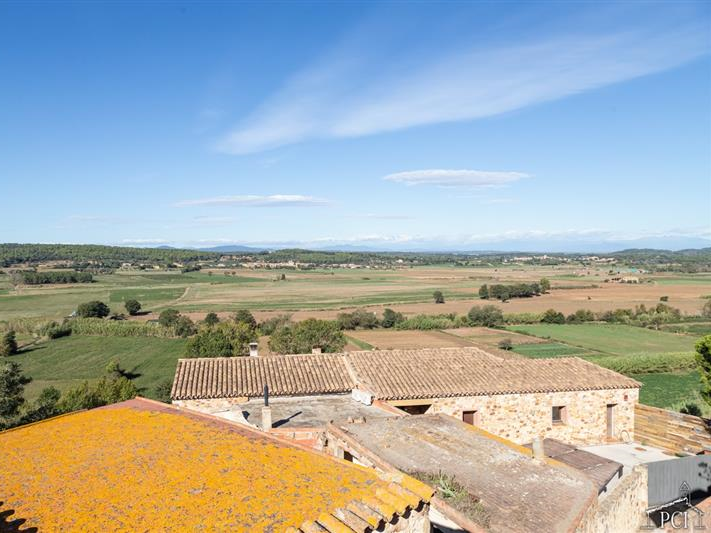 Town house to renovate in the old town of Pals