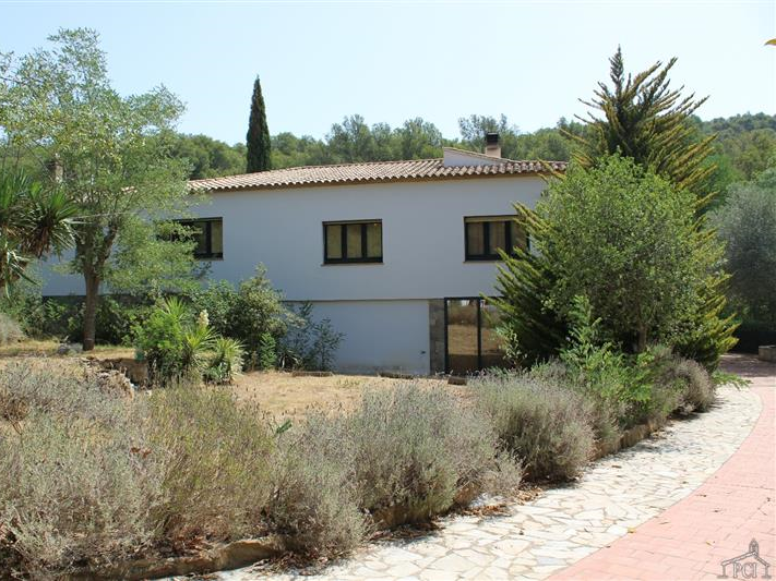 Detached house on a large plot with garden and private pool 