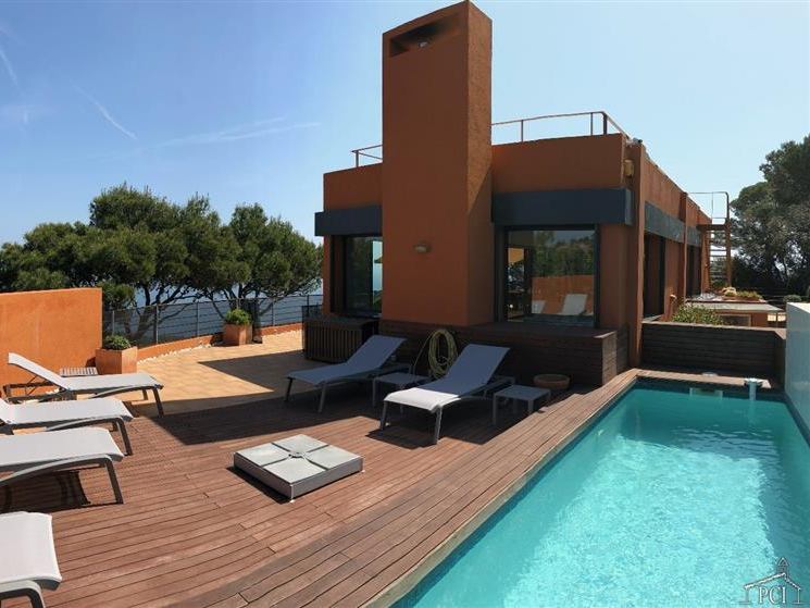 High standing villa with fantastic views of the sea, the village of Begur and the mountains, private heated swimming pool and solarium