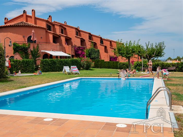 Nice semi-detache house with communal pool