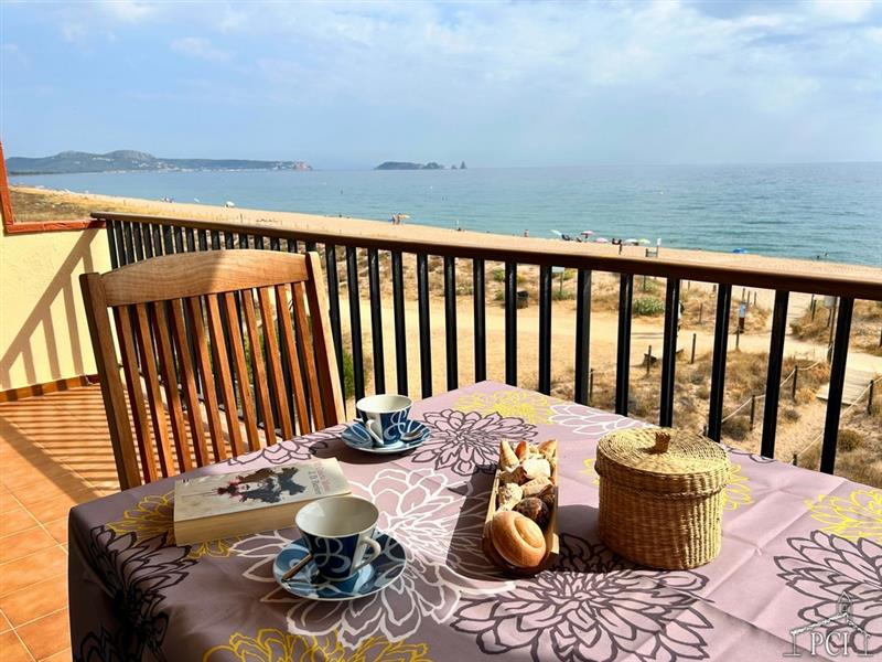 Frontline Sea View Apartment in Platja de Pals